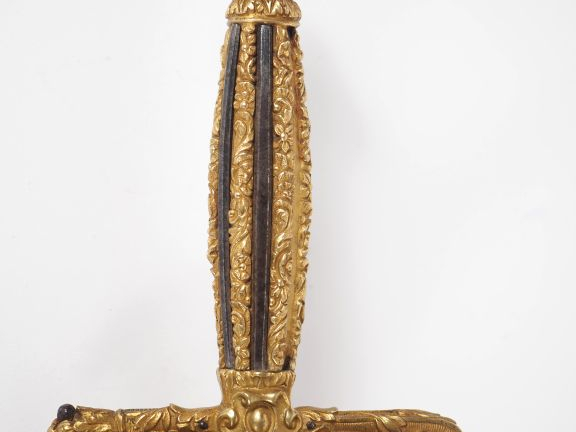 Épée de magistrat.  Monture et fusée en laiton doré et ciselé, enrichi