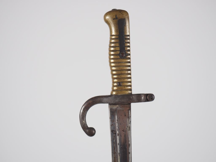 Baïonnette Chassepot modèle 1866.  Poignée en bronze. Croisière en fer