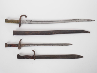 Vente aux enchères FRANCE-ALLEMAGNE  Trois baïonnettes :  -modèle 1866 Chassepot. Lame ma