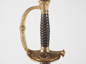 Vente aux enchères Épée d’officier toutes armes.  Poignée en corne avec filigrane. Montur