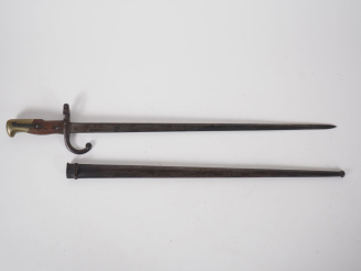 Vente aux enchères Baïonnette Gras modèle 1874.  Poignée à plaquettes de bois. Croisière 