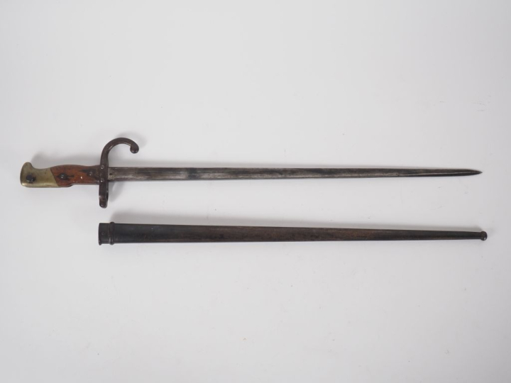 Baïonnette Gras modèle 1874.  Poignée à plaquettes de bois. Croisière 