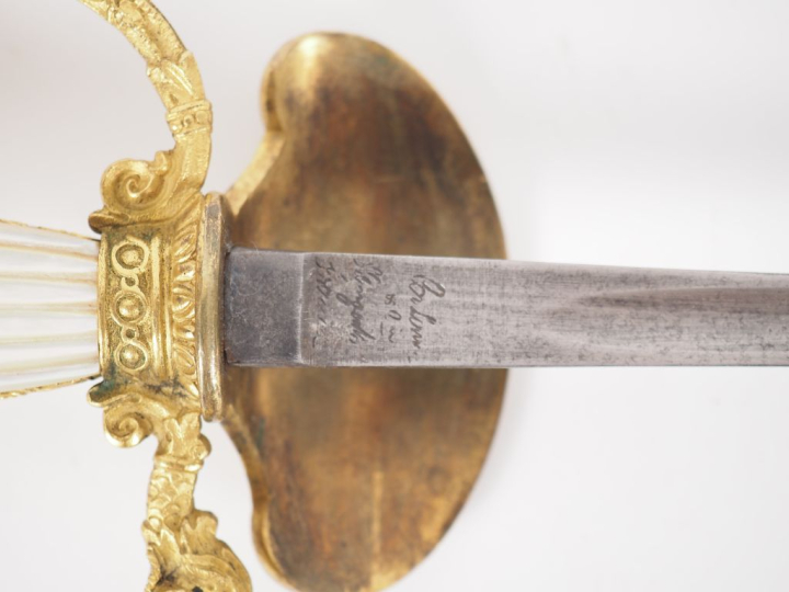 Épée de cour du Royaume de Belgique.  Fusée à plaquettes de nacre rain