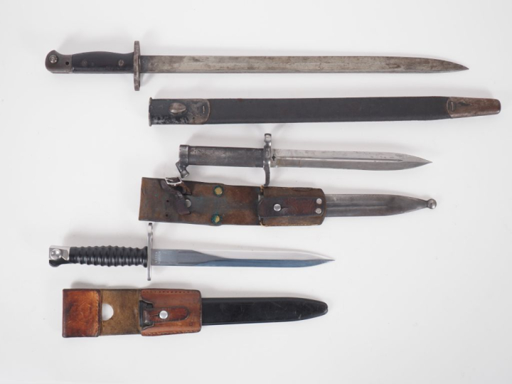 Trois baïonnettes :  -suédoise modèle 1896. Longueur 32,8 cm. Avec gou
