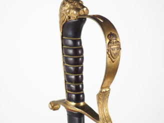 Vente aux enchères Sabre d’officier suédois.  Poignée recouverte de cuir avec filigrane e