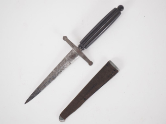 Vente aux enchères Petite dague de chevet.  Poignée en corne cannelée à calotte sphérique