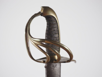 Vente aux enchères Sabre de cavalerie étranger. Poignée recouverte de cuir avec filigrane