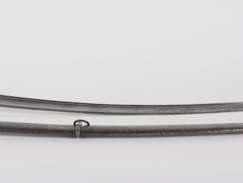 Sabre de cavalerie étranger. Poignée recouverte de cuir avec filigrane