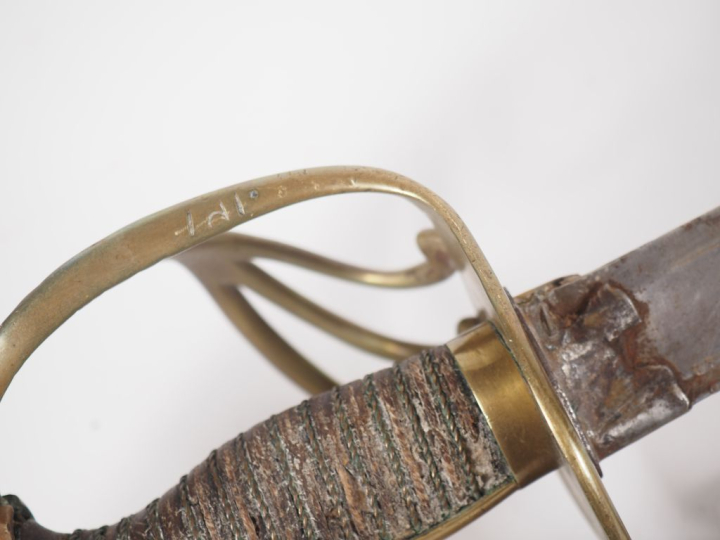 Sabre de cavalerie étranger. Poignée recouverte de cuir avec filigrane