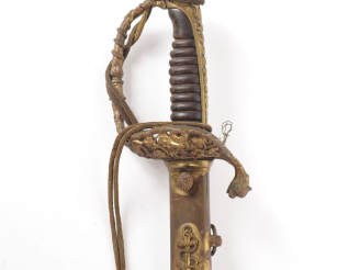 Vente aux enchères Sabre d’officier de marine.  Poignée en corne. Monture en laiton, gard