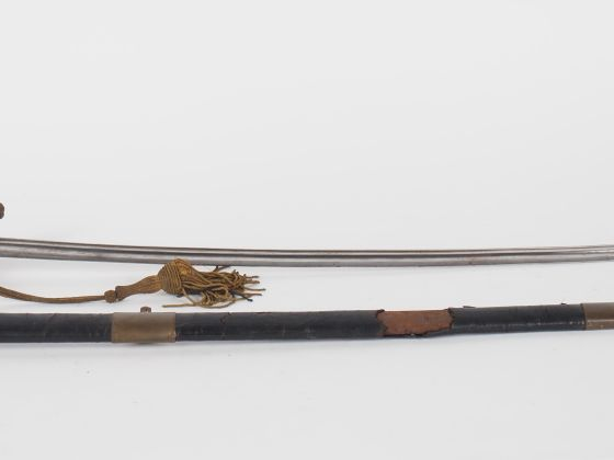 Sabre d’officier de marine.  Poignée en corne. Monture en laiton, gard