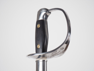 Vente aux enchères Sabre de sous-officier espagnol.  Poignée à plaquettes de bois. Montur