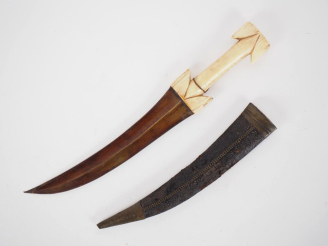 Vente aux enchères Poignard ottoman « Khanjar ». Poignée en ivoire de morse, sculpté (pet