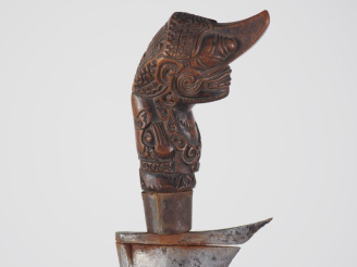 Vente aux enchères Poignard Kriss.  Poignée en bois sculptée d’une tête de divinité. Lame