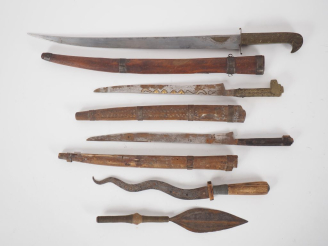 Vente aux enchères Ensemble de cinq armes blanches d’Afrique et d’Afrique du Nord :  -Tro