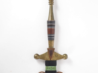 Vente aux enchères Forte épée Touareg.  Poignée en bois à décor d’incrustations de fil en