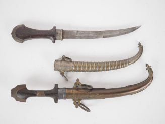 Vente aux enchères Deux poignards Koumyah d’Afrique du Nord.  Poignées en bois. Garniture