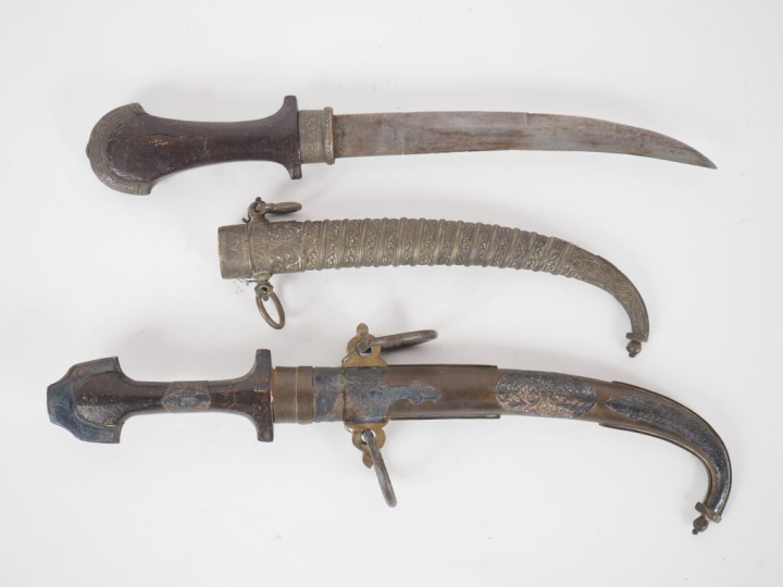 Deux poignards Koumyah d’Afrique du Nord.  Poignées en bois. Garniture