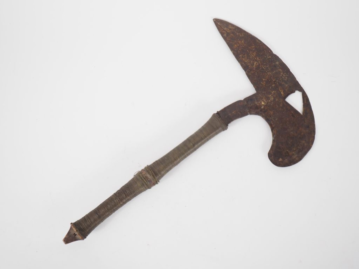 Couteau de jet africain.  Fer en for forgé, ajouré. Manche en bois rec