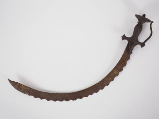Vente aux enchères Petit sabre de type Talwar.  Monture en fer, pommeau discoïde, garde à