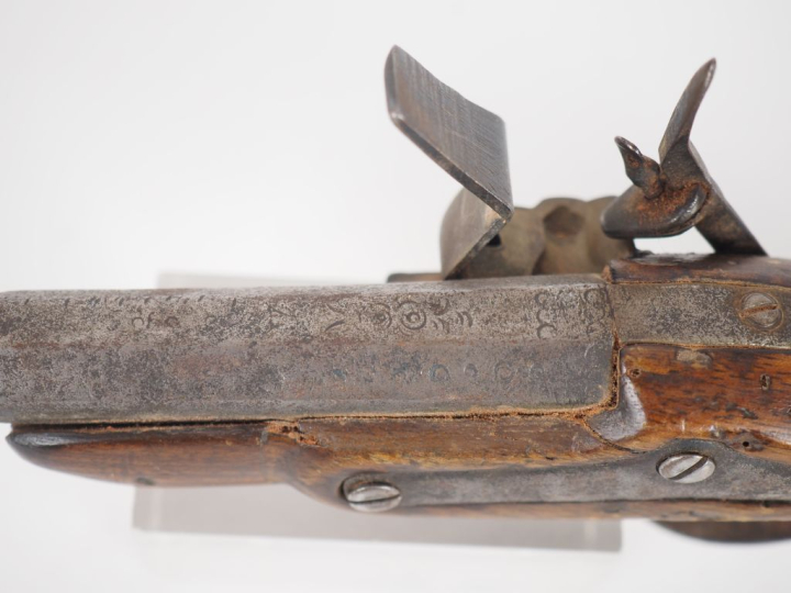 Pistolet à silex de voyage.  Canon à pans gravé. Garnitures en fer.  L
