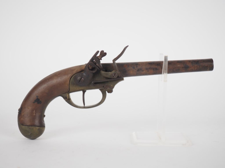 Pistolet d’arçon modèle 1777 du 2e type.  Canon rond à pans au tonnerr