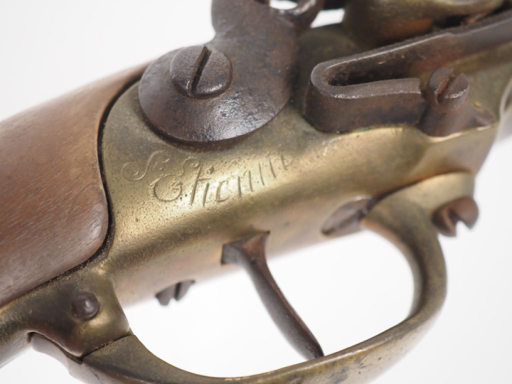 Pistolet d’arçon modèle 1777 du 2e type.  Canon rond à pans au tonnerr
