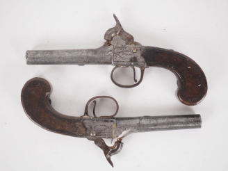 Vente aux enchères Paire de pistolets à coffre à percussion.  Canons ronds à balle forcée