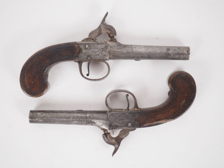Paire de pistolets à coffre à percussion.  Canons ronds à balle forcée