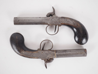 Vente aux enchères Paire de pistolets à coffre à percussion.  Canons à pans damas. Coffre