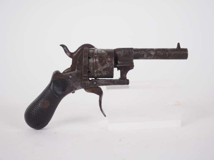 Revolver à broche, six coups, calibre 7 mm.  Canon rond à pans au tonn
