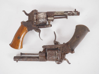 Vente aux enchères Deux revolvers à broche, calibre 7 mm.  E.M. (Oxydations, un avec acci