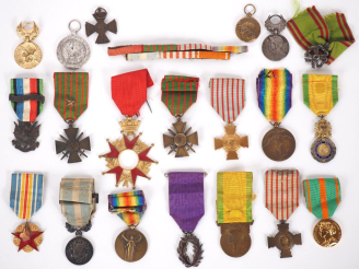Vente aux enchères FRANCE  Ensemble de 17 décorations et médailles dont médaille du Maroc