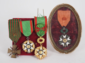 Vente aux enchères FRANCE Lot comprenant deux étoiles de chevalier et d’officier du mérit