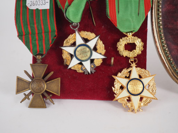 FRANCE Lot comprenant deux étoiles de chevalier et d’officier du mérit
