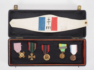 Vente aux enchères FRANCE  SOUVENIRS D’UN RESISTANT  Ensemble de cinq médailles :  -Croix