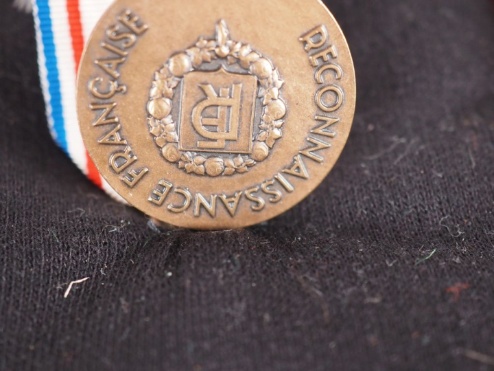 FRANCE  SOUVENIRS D’UN RESISTANT  Ensemble de cinq médailles :  -Croix