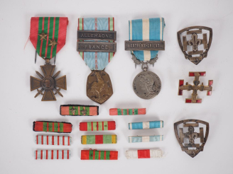 Vente aux enchères FRANCE  Ensemble comprenant :  -Médaille coloniale en argent du 2e typ