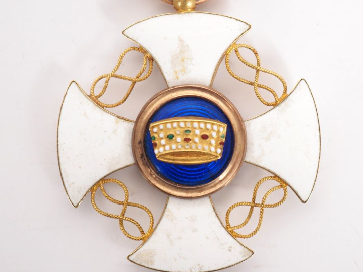ITALIE  ORDRE DE LA COURONNE D’ITALIE  Etoile de chevalier.  En or et 