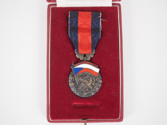 Vente aux enchères TCHECOSLOVAQUIE  ORDRE DE LA REPUBLIQUE  Insigne du 1er type. En argen