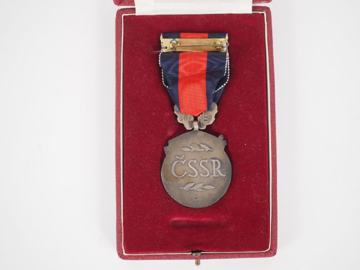 TCHECOSLOVAQUIE  ORDRE DE LA REPUBLIQUE  Insigne du 1er type. En argen