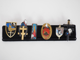 Vente aux enchères ESM SAINT-CYR Six insignes :  Nouveau Bahut (Arthus Bertrand Paris), M