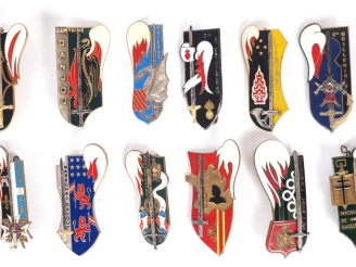 Vente aux enchères ESM SAINT-CYR Douze insignes :  Général de Gaulle (Drago Paris, gravé 