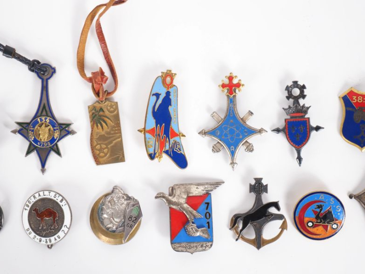INFANTERIE – CAVALERIE – ARTILLERIE  Ensemble de quatorze insignes :  