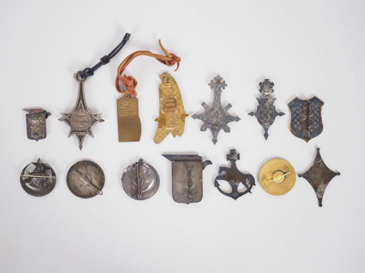 INFANTERIE – CAVALERIE – ARTILLERIE  Ensemble de quatorze insignes :  