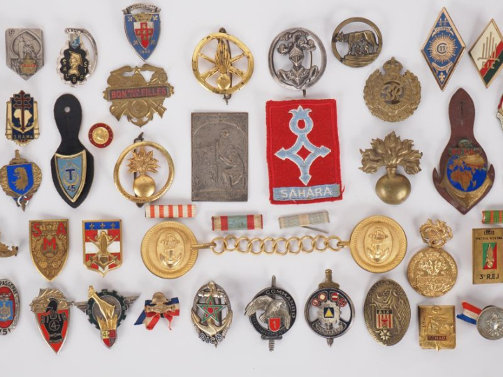 Ensemble d’insignes et de divers :  Dont insignes de béret, 151e RI, c