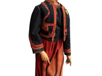 Vente aux enchères Petit mannequin présentant un uniforme de zouave pour enfant comprenan