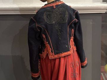 Petit mannequin présentant un uniforme de zouave pour enfant comprenan