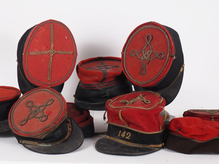 Ensemble de neuf képis et épaves de képis d’infanterie dont capitaine 