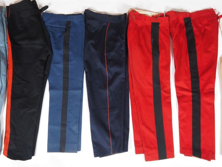Ensemble de huit pantalons et culottes dont :  -Culotte en drap bleu h